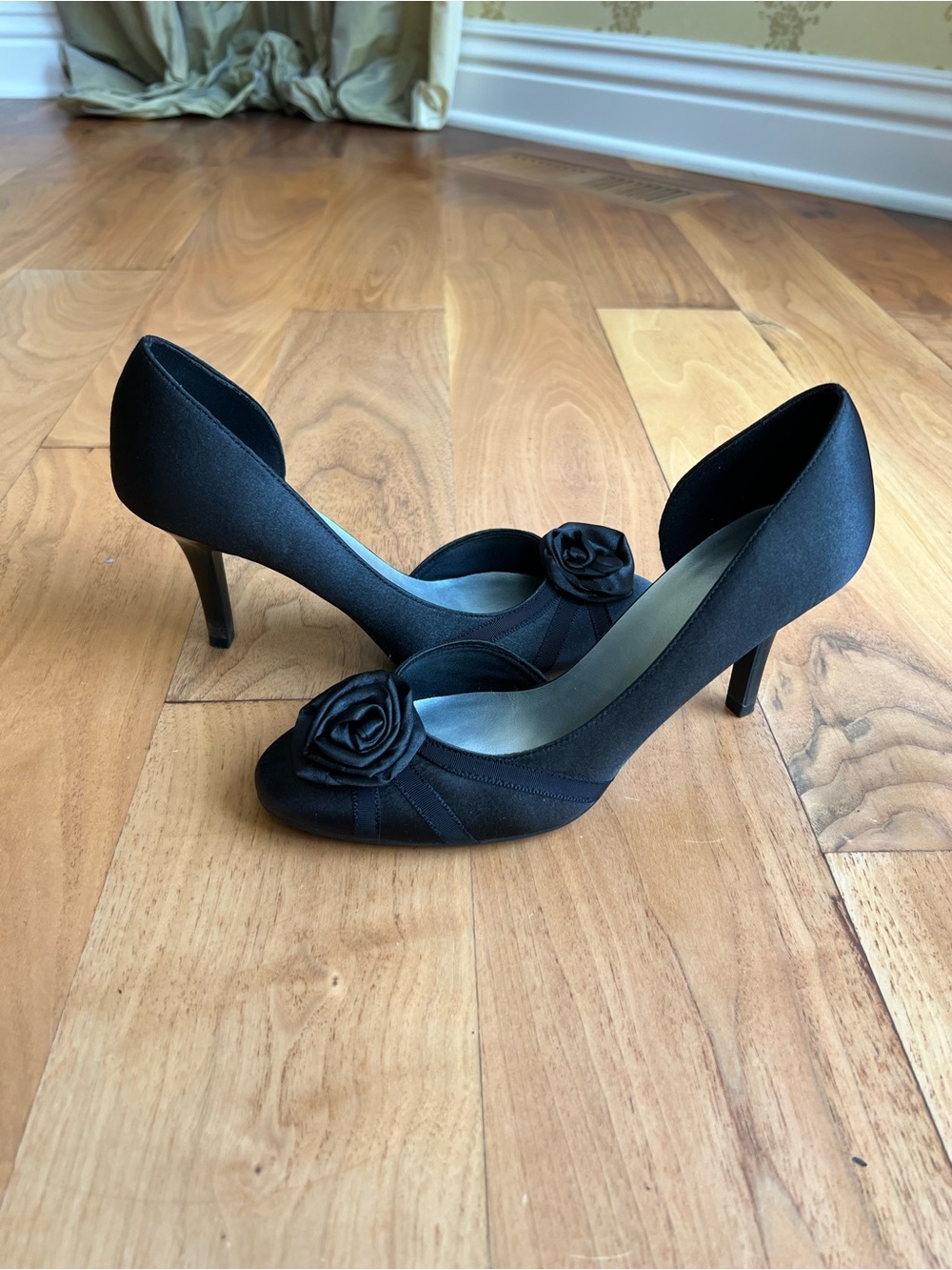 Women’s Size 7.5 Black Fioni Satin Rose Pumps